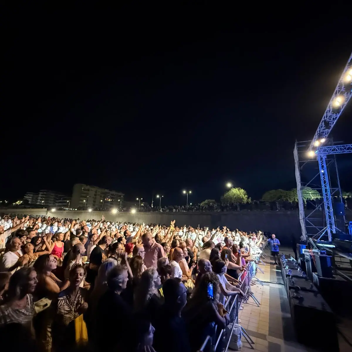 Il cartellone EstArte prosegue tra grandi successi e attesa: domani il concerto di Bungaro in Piazza Dogana mentre si accelera per il Jova Summer Party\n