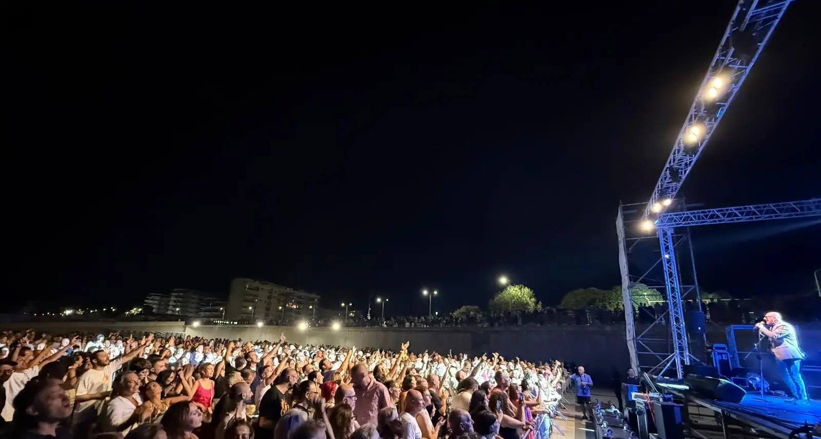 <p>Il cartellone EstArte prosegue tra grandi successi e attesa: <span style=\"color:hsl(0, 75%, 60%);\">domani il concerto di Bungaro in Piazza Dogana</span> mentre si accelera per il Jova Summer Party</p>