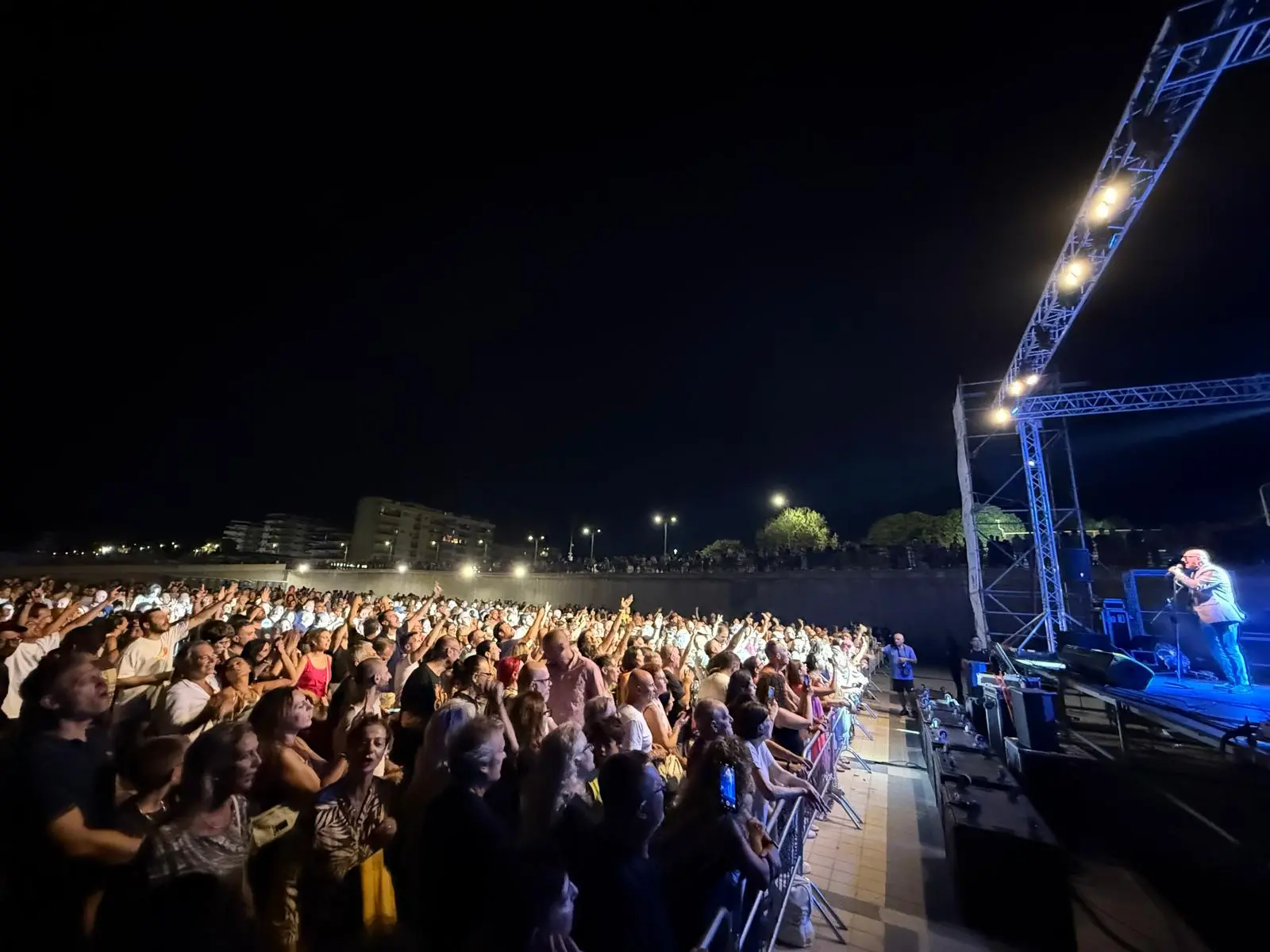 Il cartellone EstArte prosegue tra grandi successi e attesa: domani il concerto di Bungaro in Piazza Dogana mentre si accelera per il Jova Summer Party\n