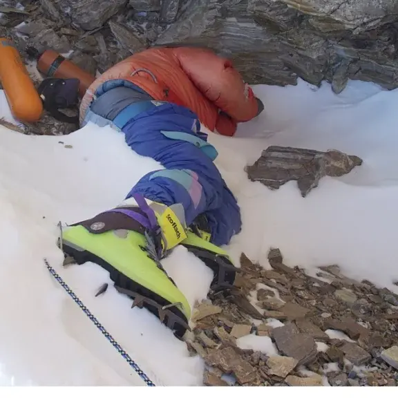 Green Boots può tornare a casa: verrà recuperato il corpo congelato rimasto per trent’anni in bella vista sull’Everest\n