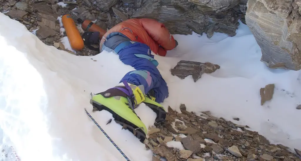 Green Boots può tornare a casa: verrà recuperato il corpo congelato rimasto per trent’anni in bella vista sull’Everest\n