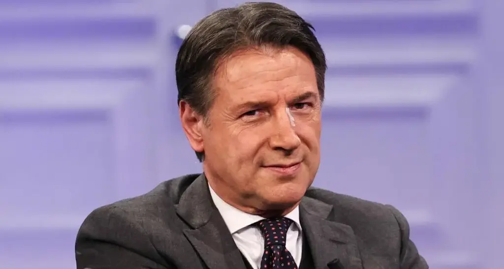 <p>Caro carburante, Conte (M5s): «<span style=\"color:hsl(0, 75%, 60%);\">Il gasolio arriverà a 3 euro al litro</span>, intervento del Governo tardivo e ridicolo»</p>