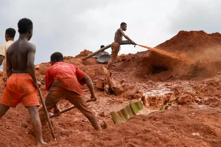 Almeno 100 morti nel crollo di una miniera d'oro in Repubblica Centrafricana\n\u00A0\n