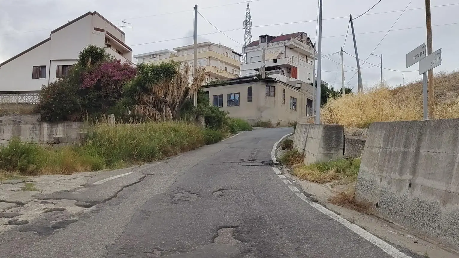 I dimenticati di Contrada Guglia: vegetazione incolta e voragini stradali attentano alla sicurezza dei residenti