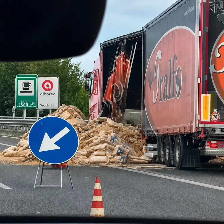 Camion in fiamme sull'A2 tra Lamezia Terme e Falerna, traffico rallentato\n