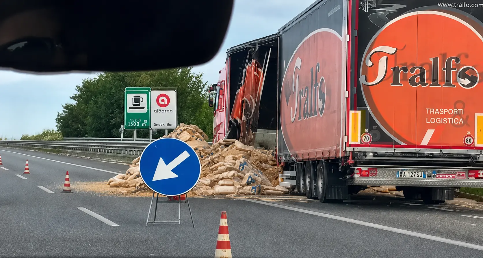 Camion in fiamme sull'A2 tra Lamezia Terme e Falerna, traffico rallentato\n