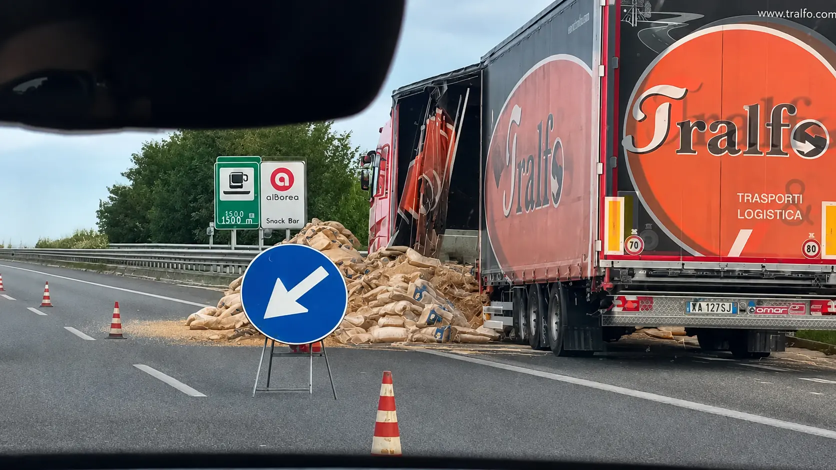 Camion in fiamme sull'A2 tra Lamezia Terme e Falerna, traffico rallentato\n