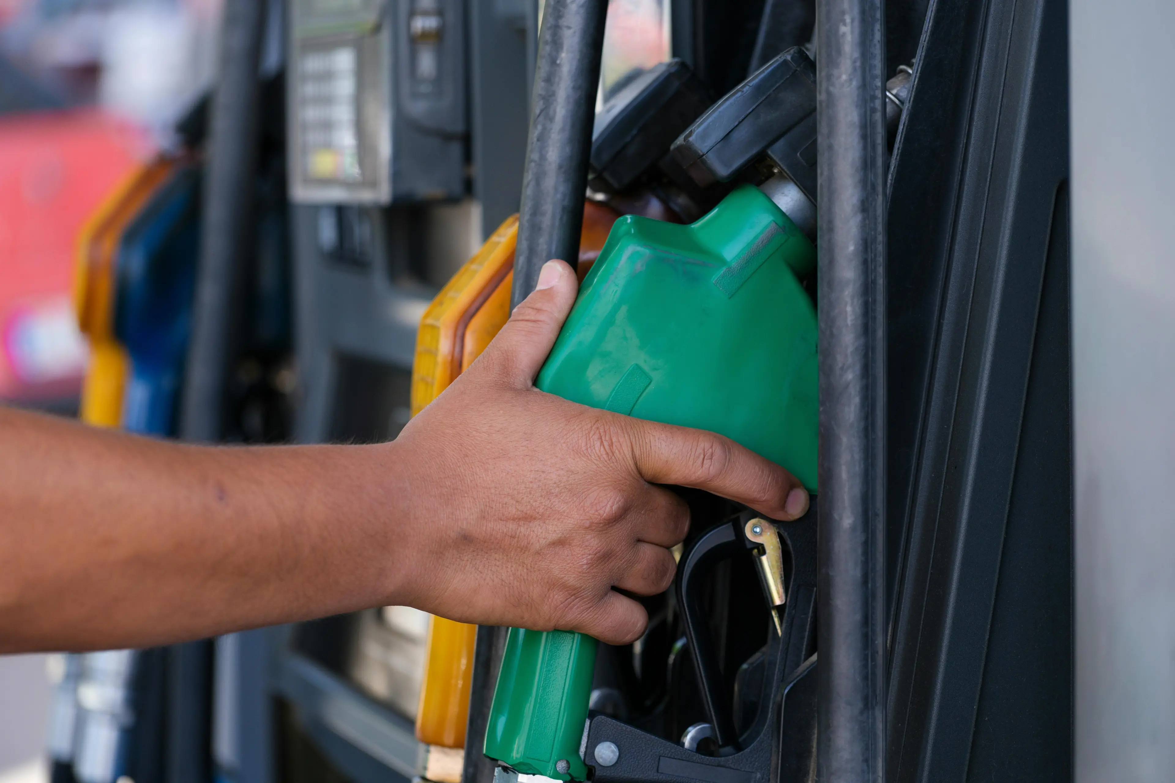 Caro carburante, il taglio delle accise è un flop: il diesel viaggia spedito verso i 3 euro al litro\n