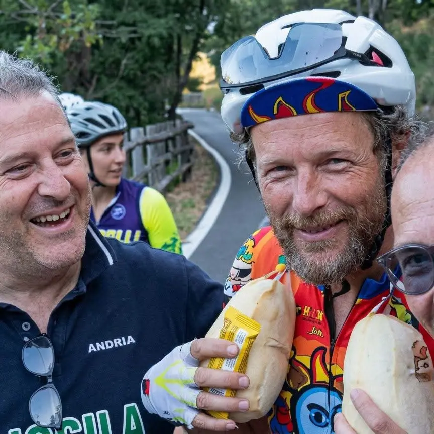 <p>Da Acri a Catanzaro in bici, Jovanotti si ferma e <span style=\"color:hsl(0, 75%, 60%);\">posa con due caciocavalli</span></p>