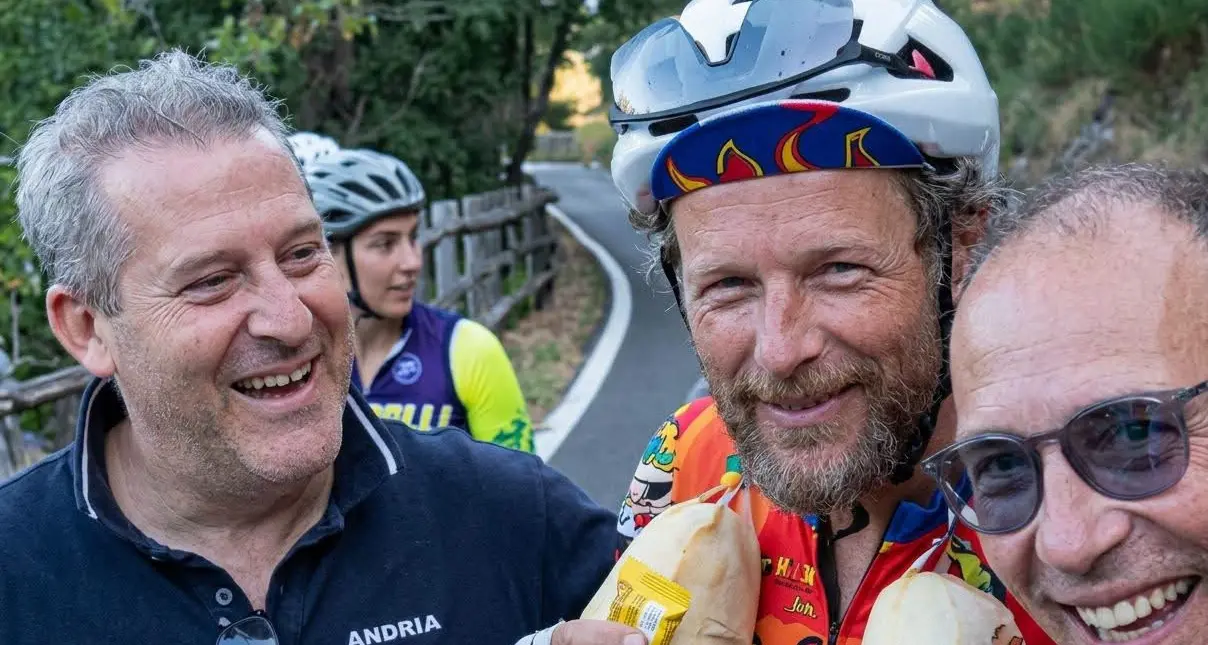 Da Acri a Catanzaro in bici, Jovanotti si ferma e posa con due caciocavalli\n