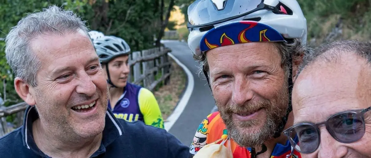 Da Acri a Catanzaro in bici, Jovanotti si ferma e posa con due caciocavalli\n