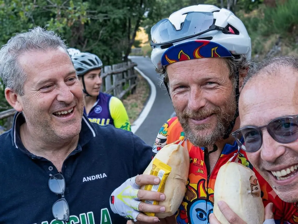 Da Acri a Catanzaro in bici, Jovanotti si ferma e posa con due caciocavalli