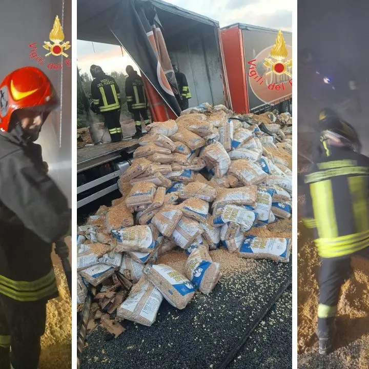 Incendio sull’A2: a fuoco un autotreno carico di pellet, intervento dei Vigili del Fuoco fino all’alba\n