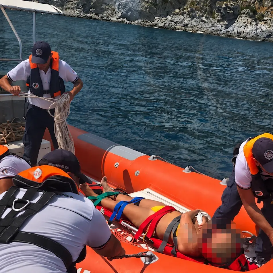 Turista ferita tra gli scogli a Copanello, recuperata via mare dalla Guardia Costiera\n