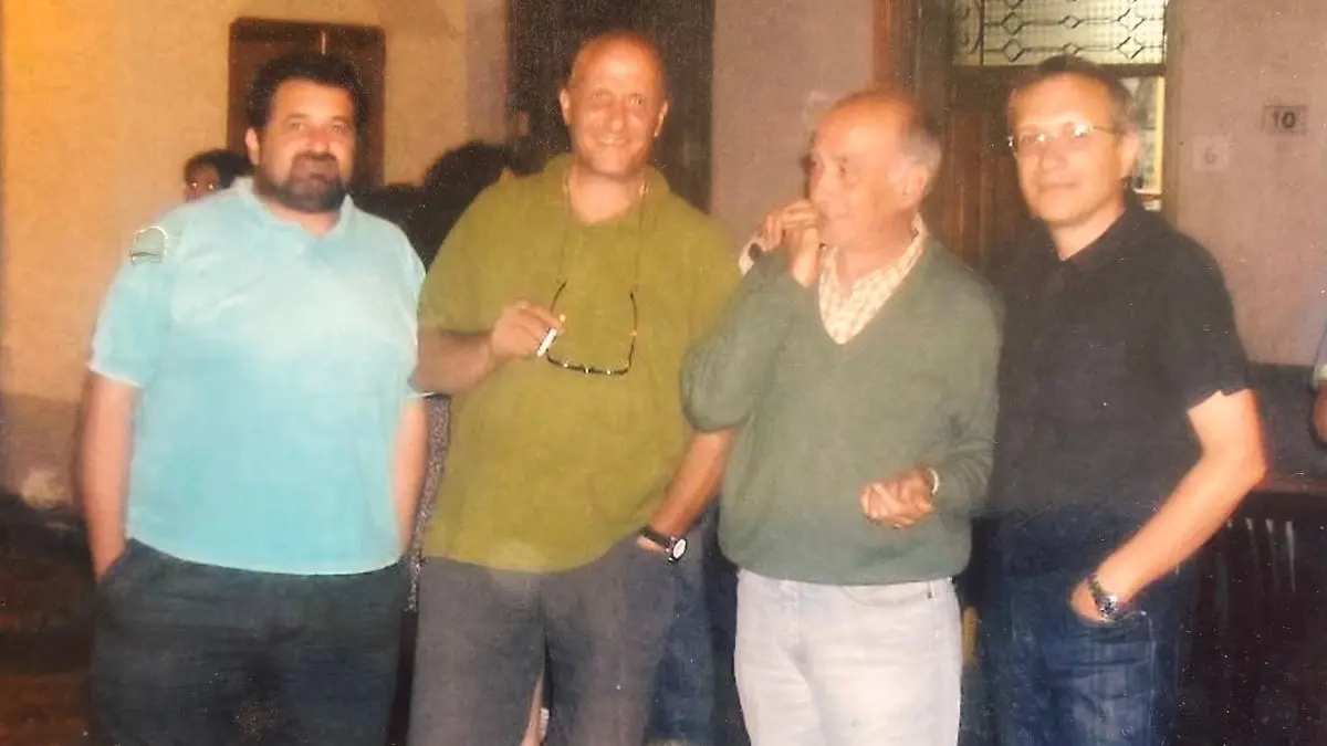 <p>In foto Enzo Piperno (il secondo da destra ) tra Claudio Marasco (a destra) e Saverio Gigliotti (a sinistra) - entrambi di Lotta Continua di Decollatura - e Francesco Saccomanno (il primo da sinistra)</p>\\n