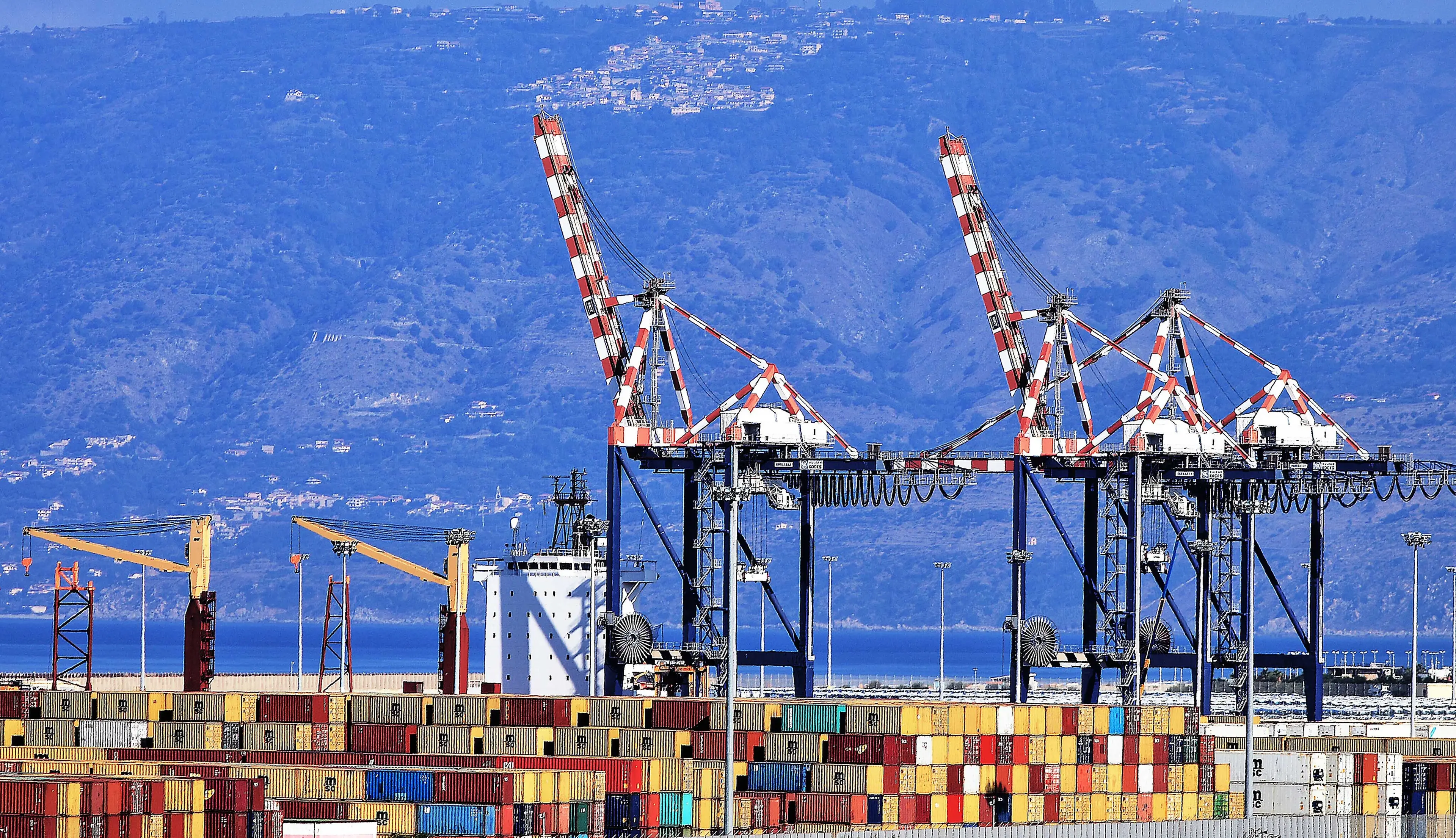 Porto di Gioia Tauro, straddle carrier si ribalta e operaio viene licenziato: i sindacati chiedono il reintegro\n