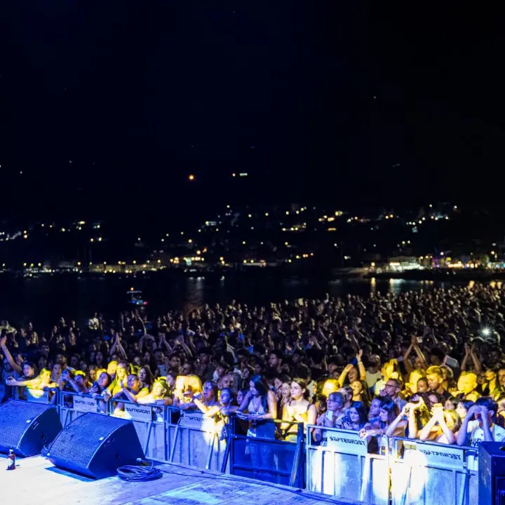 Una Notte da Sogno fa il botto, oltre 15mila presenze a Vibo Marina: in tantissimi per Carl Brave, il colpo d’occhio è impressionante\n