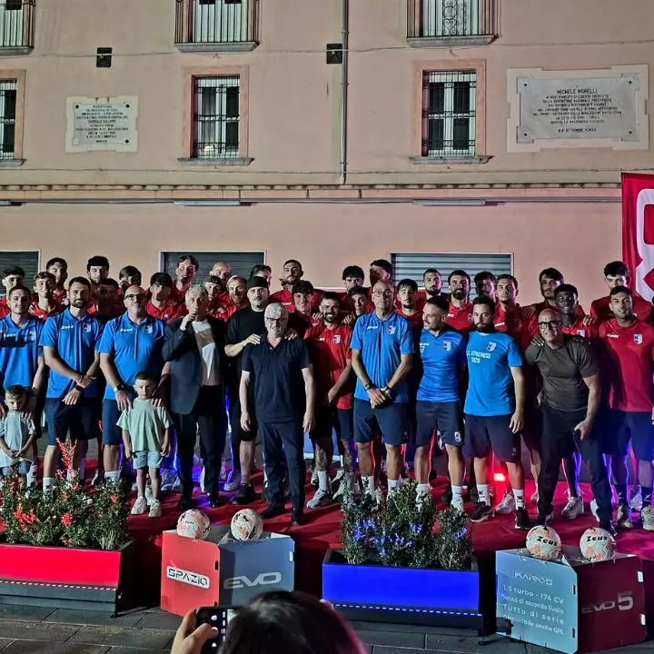 Vibonese, abbraccio di popolo in Piazza Diaz. Presentata ufficialmente la squadra. Marra: «Ripagheremo l'entusiasmo»\n