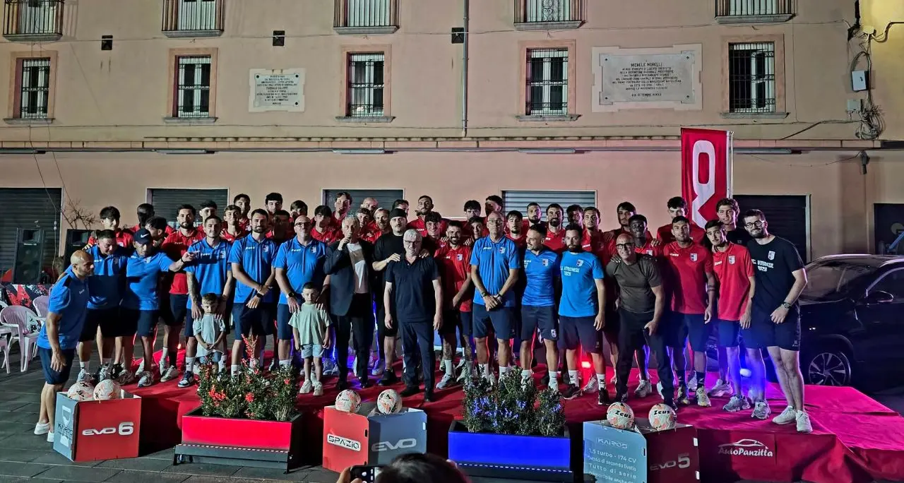 Vibonese, abbraccio di popolo in Piazza Diaz. Presentata ufficialmente la squadra. Marra: «Ripagheremo l'entusiasmo»\n