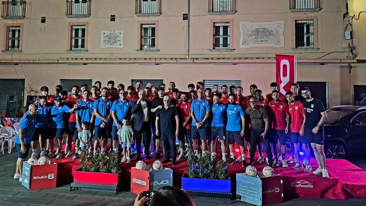 Vibonese, abbraccio di popolo in Piazza Diaz. Presentata ufficialmente la squadra. Marra: «Ripagheremo l'entusiasmo»\n