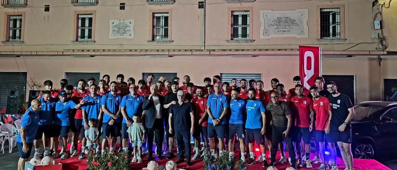 Vibonese, abbraccio di popolo in Piazza Diaz. Presentata ufficialmente la squadra. Marra: «Ripagheremo l'entusiasmo»\n