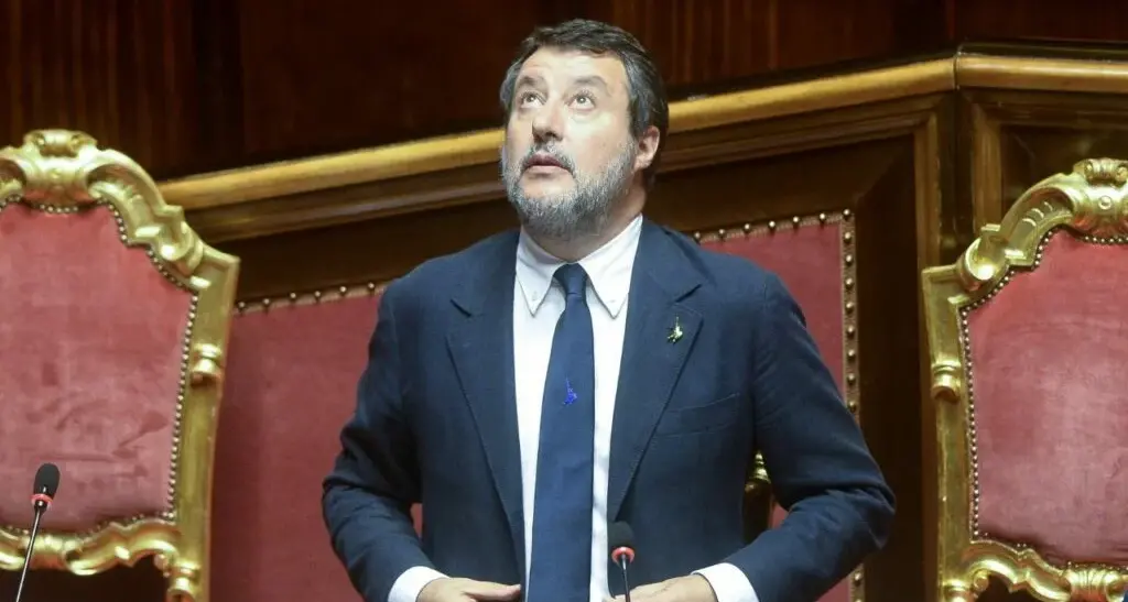 Lega, il “cerchio magico” di Salvini fa muro contro Fontana: la guerra per il leader è già una battaglia per le poltrone del 2027\n