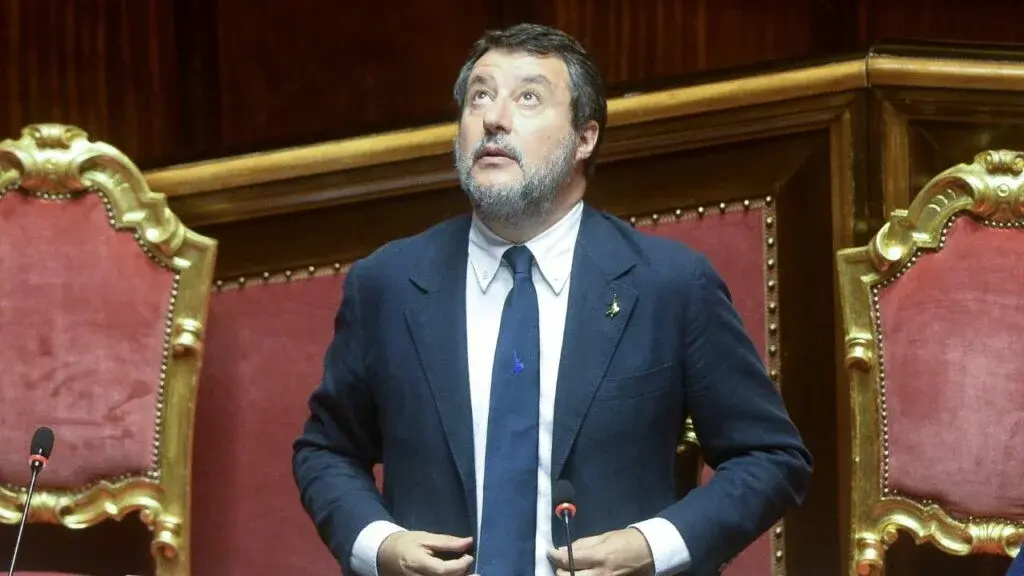 Lega, il “cerchio magico” di Salvini fa muro contro Fontana: la guerra per il leader è già una battaglia per le poltrone del 2027\n