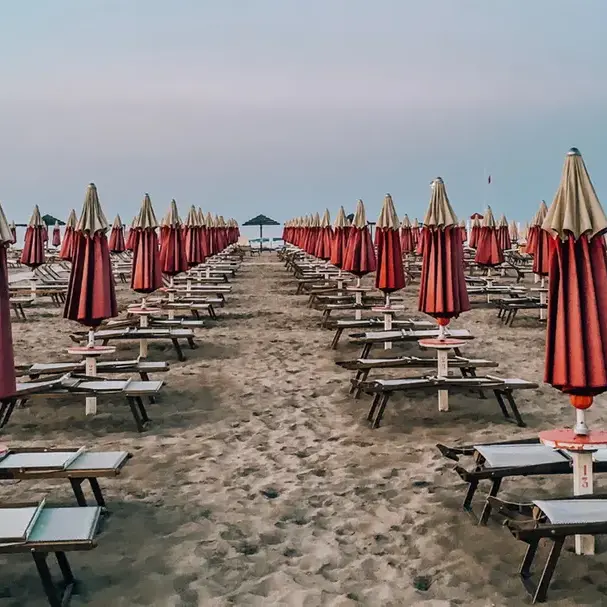 <p>Calabria, i turisti ci sono ma non lasciano niente (e trovano poco): alle radici di una crisi che è anche politica</p>