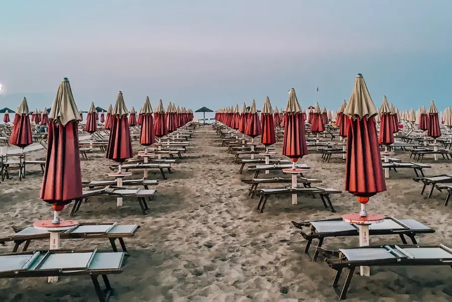 Calabria, i turisti ci sono ma non lasciano niente (e trovano poco): alle radici di una crisi che è anche politica\n