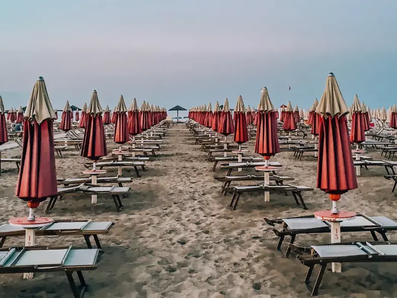 Calabria, i turisti ci sono ma non lasciano niente (e trovano poco): alle radici di una crisi che è anche politica