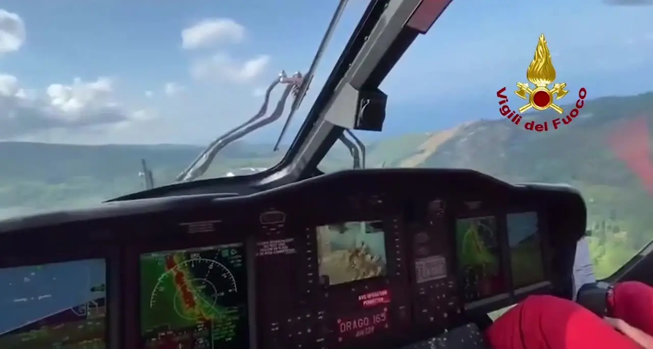 Fuscaldo, una squadra speciale dei Vigili del fuoco recupera i resti dell’ultraleggero precipitato\n