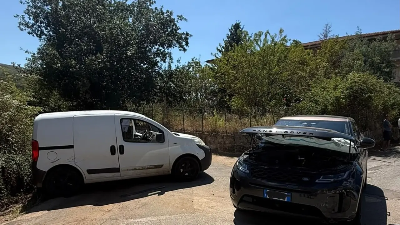 Incidente tra Spilinga e Ricadi, scontro tra due auto: tanta paura ma passeggeri illesi\n