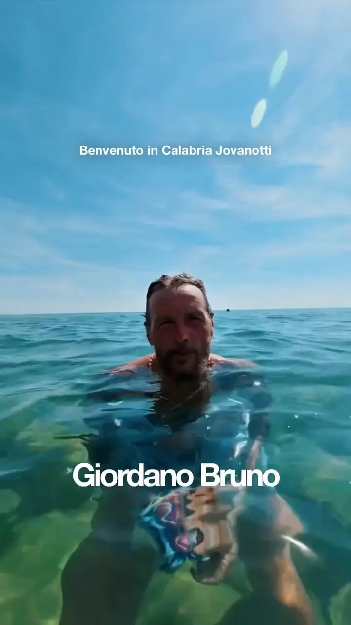 Il reel di Jovanotti che fa il bagno nel mare calabrese