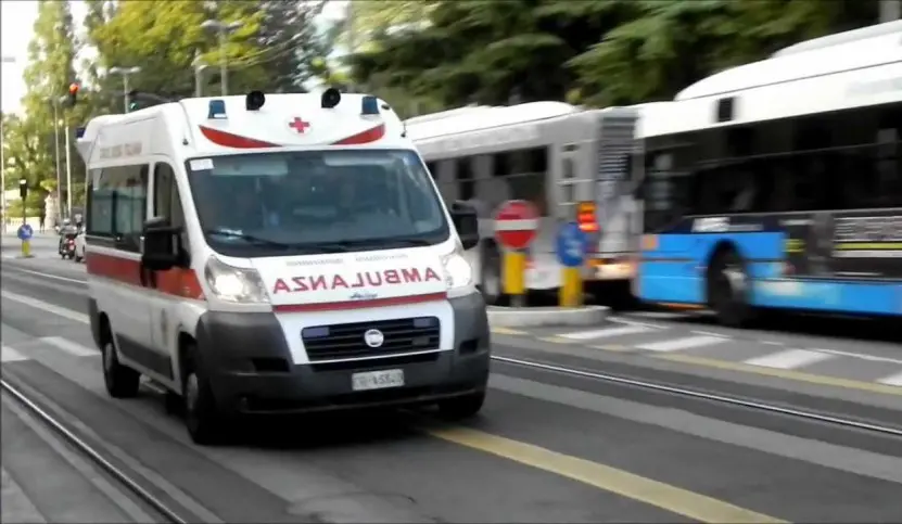 Corigliano-Rossano, auto contro un camion nei pressi del Palasport: giovane trasferito in elisoccorso a Cosenza\n\n\n
