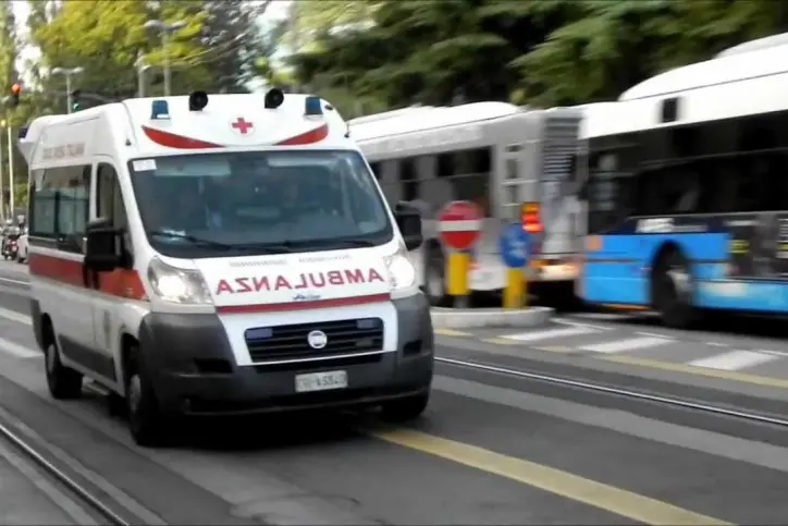 Corigliano-Rossano, auto contro un camion nei pressi del Palasport: giovane trasferito in elisoccorso a Cosenza\n\n\n