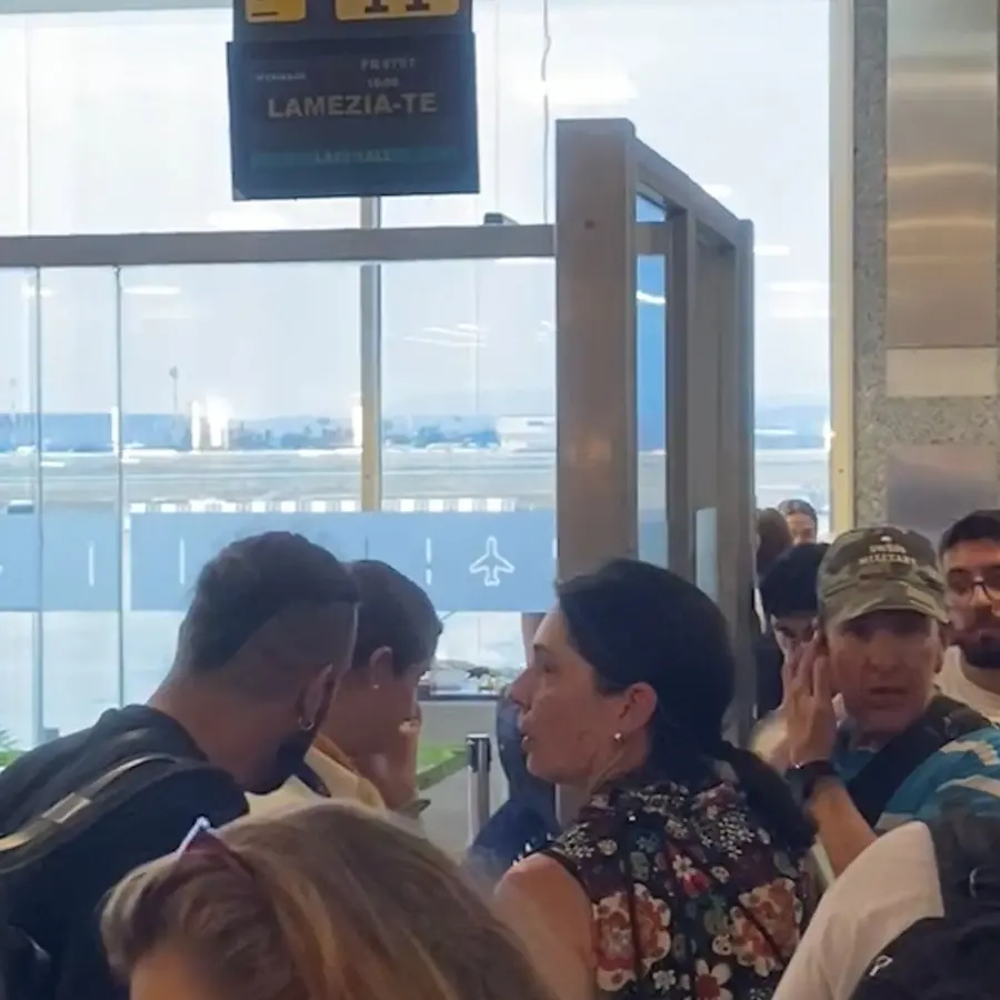 Volo Ryanair Valencia-Lamezia, 21 ore di ritardo tra guasti, malori e notte in aeroporto: «Un’Odissea»