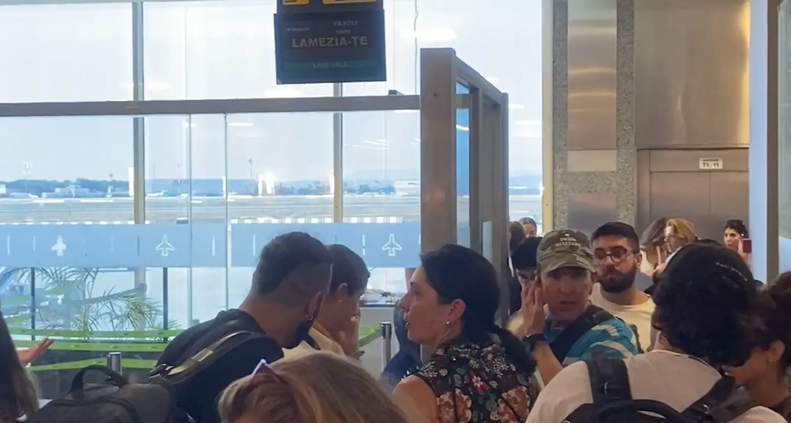 Volo Ryanair Valencia-Lamezia, 21 ore di ritardo tra guasti, malori e notte in aeroporto: «Un’Odissea»