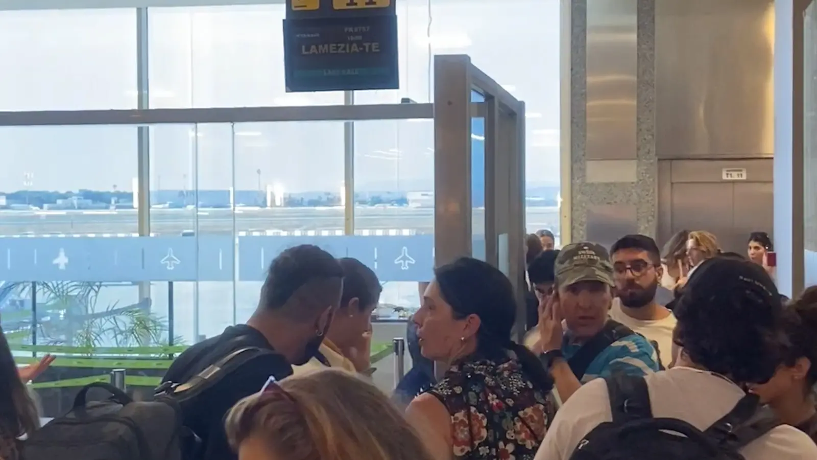Volo Ryanair Valencia-Lamezia, 21 ore di ritardo tra guasti, malori e notte in aeroporto: «Un’Odissea»
