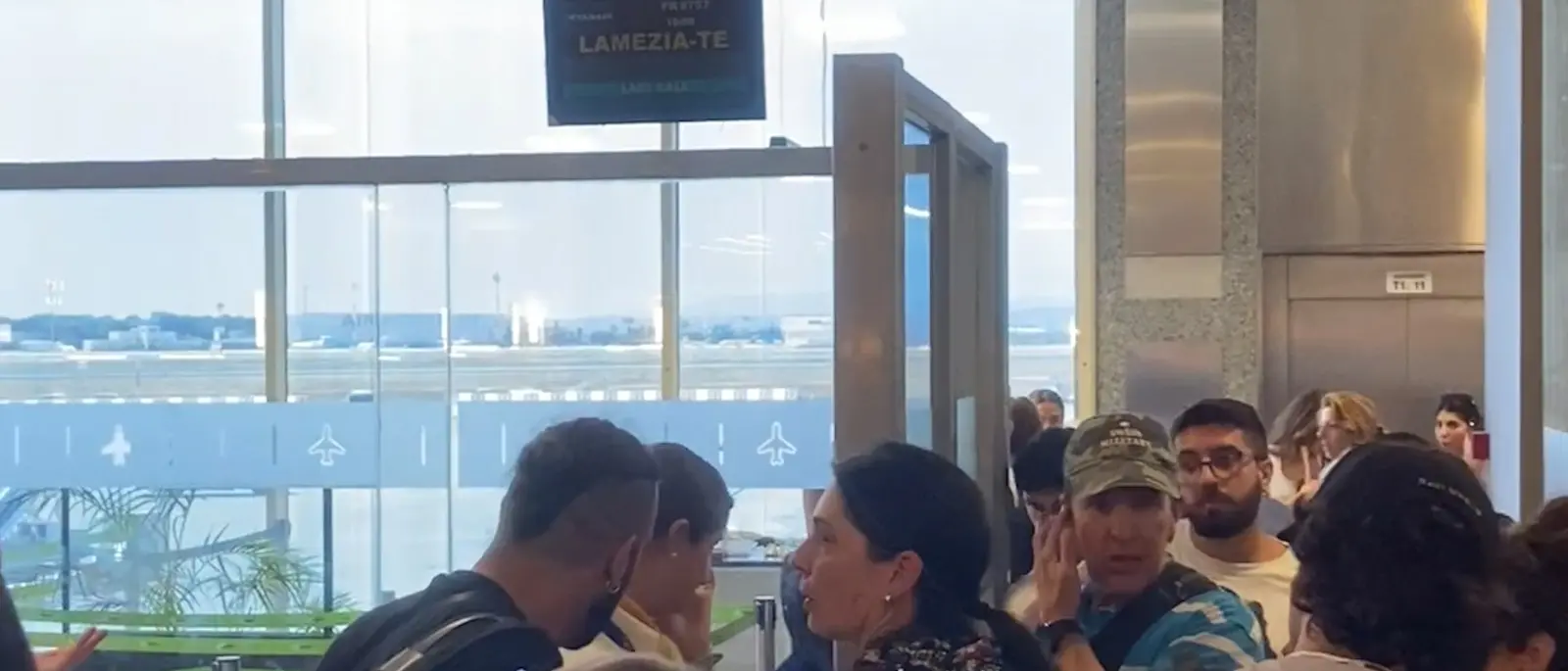 Volo Ryanair Valencia-Lamezia, 21 ore di ritardo tra guasti, malori e notte in aeroporto: «Un’Odissea»