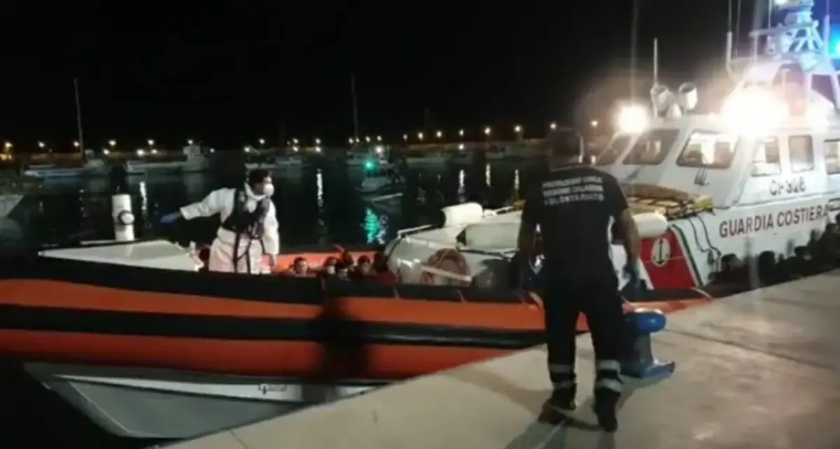 Roccella, riprendono gli sbarchi: 39 migranti salvati nella notte\n