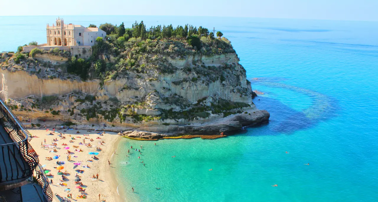 La crisi del turismo in Calabria, i proprietari di B&b: «Qui l’estate dura 10 giorni, bisogna far restare (e tornare) i turisti»\n