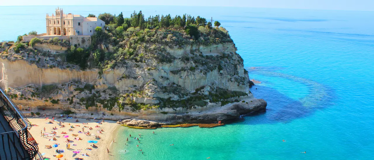 La crisi del turismo in Calabria, i proprietari di B&b: «Qui l’estate dura 10 giorni, bisogna far restare (e tornare) i turisti»\n