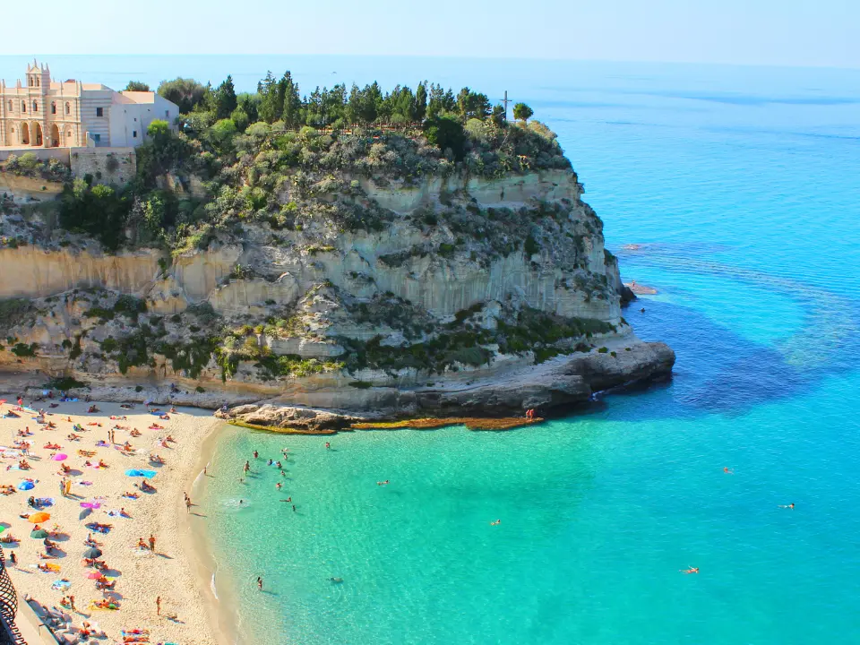 La crisi del turismo in Calabria, i proprietari di B&b: «Qui l’estate dura 10 giorni, bisogna far restare (e tornare) i turisti»