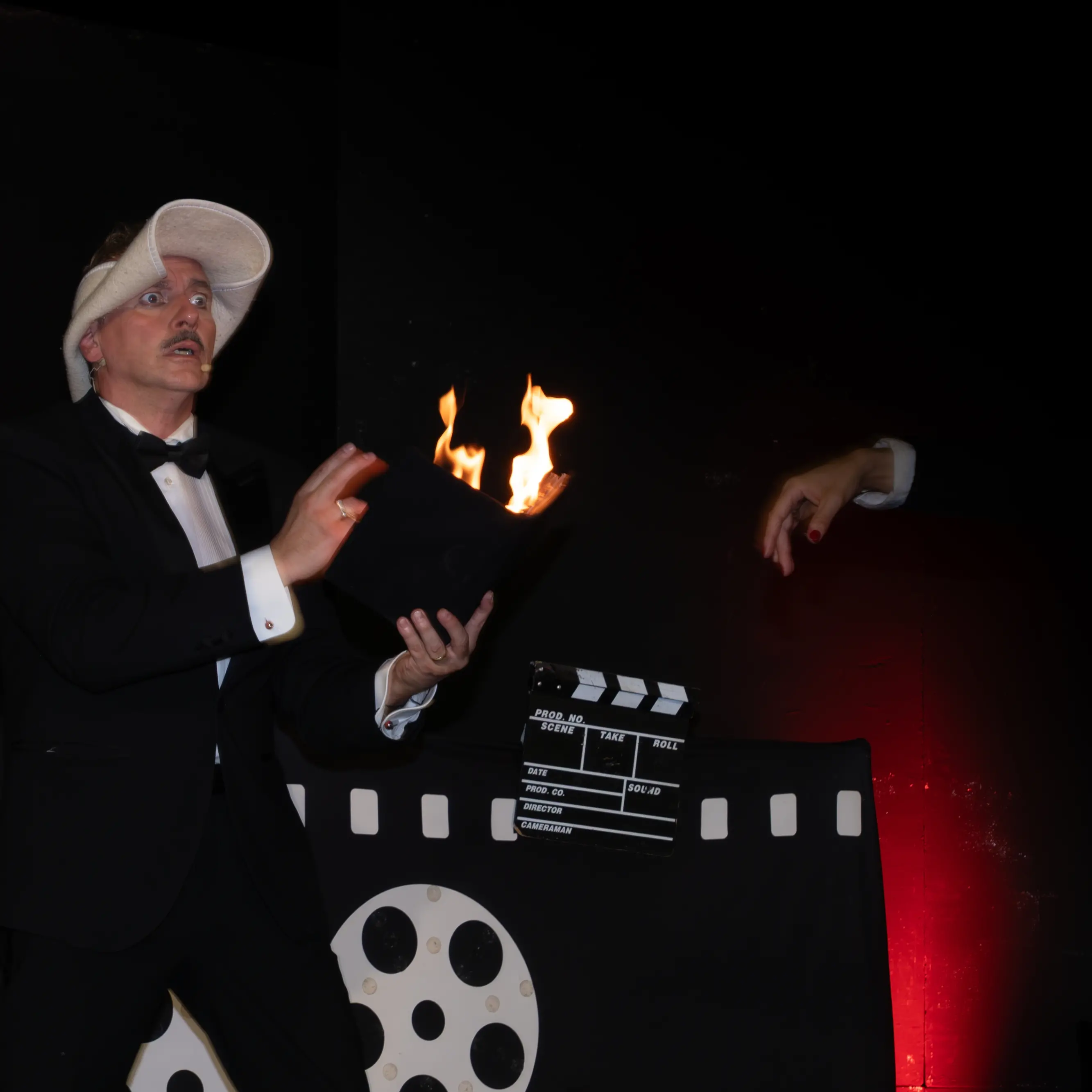 Pellaro, il cinema diventa magia con i Disguido: illusioni, trasformismo e stupore conquistano l’Arena per l’Allegria Festival\n