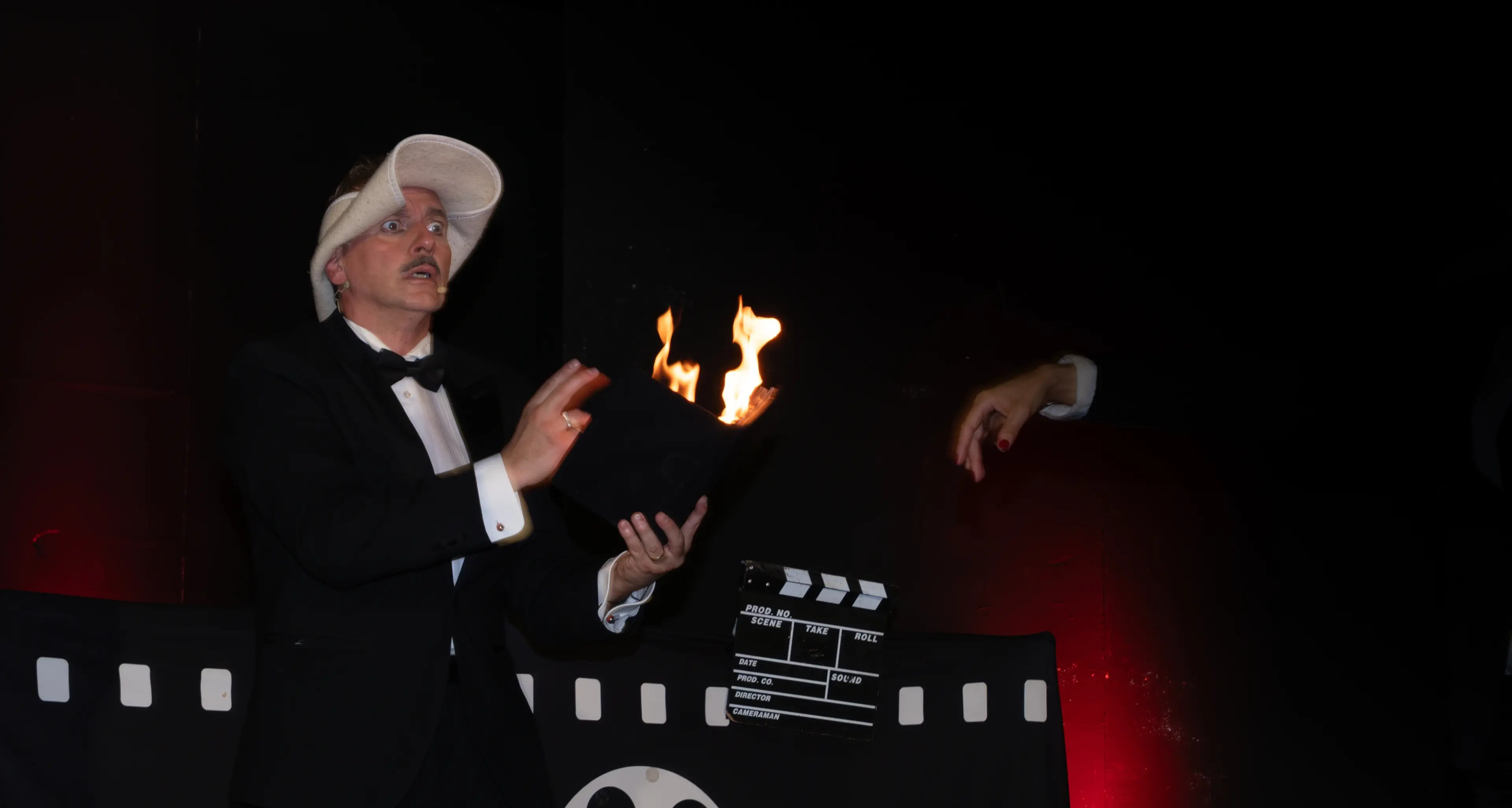 Pellaro, il cinema diventa magia con i Disguido: illusioni, trasformismo e stupore conquistano l’Arena per l’Allegria Festival\n
