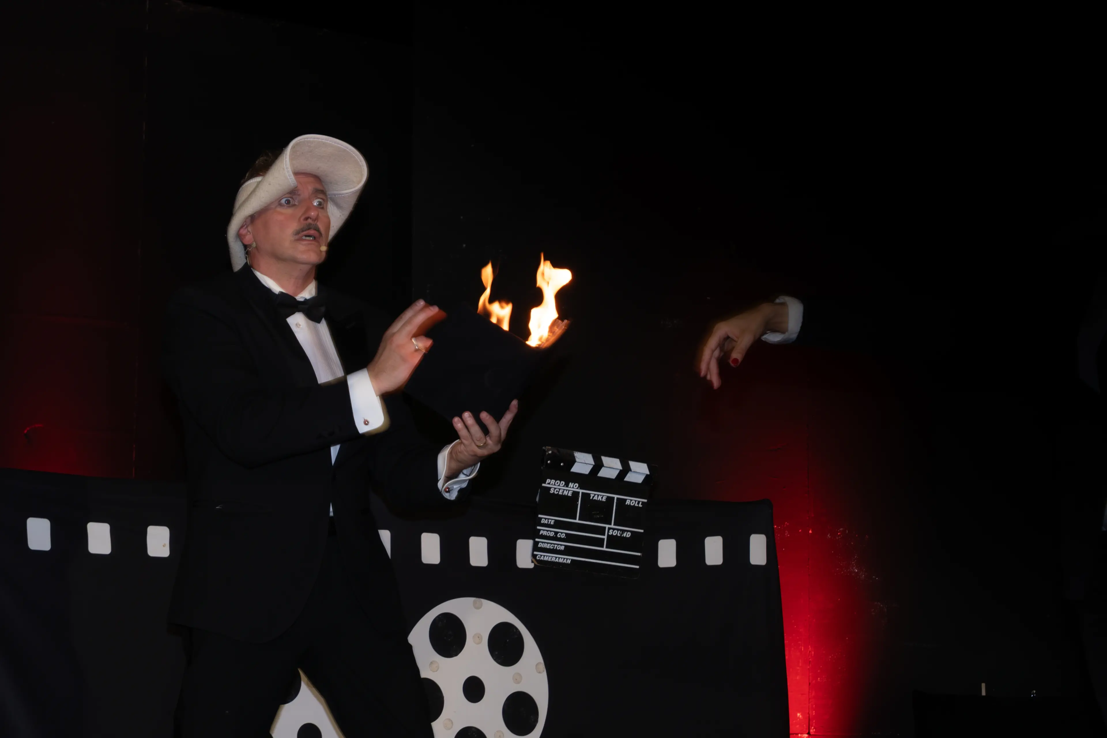 Pellaro, il cinema diventa magia con i Disguido: illusioni, trasformismo e stupore conquistano l’Arena per l’Allegria Festival\n