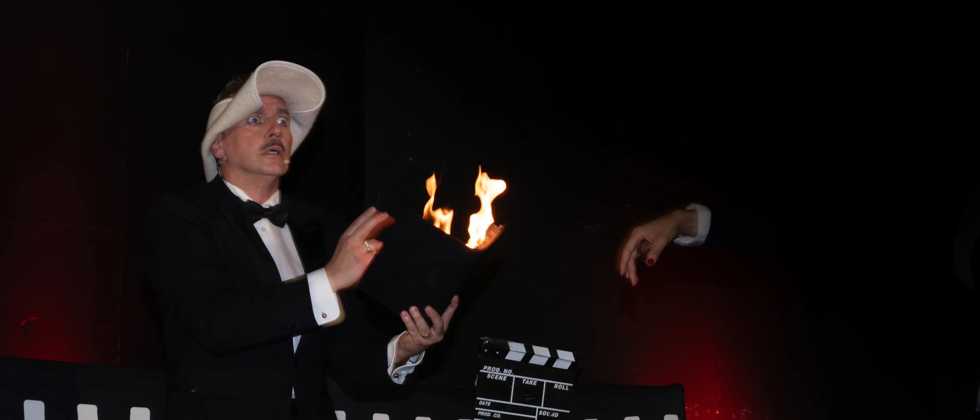 Pellaro, il cinema diventa magia con i Disguido: illusioni, trasformismo e stupore conquistano l’Arena per l’Allegria Festival\n
