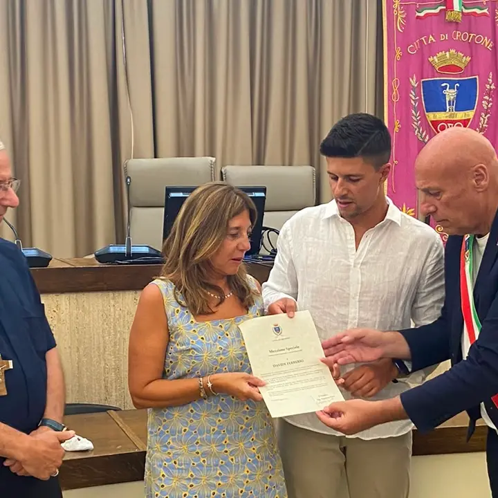 <p>Crotone non dimentica Davide Ferrerio: la Menzione speciale del Comune a quattro anni dall’aggressione</p>