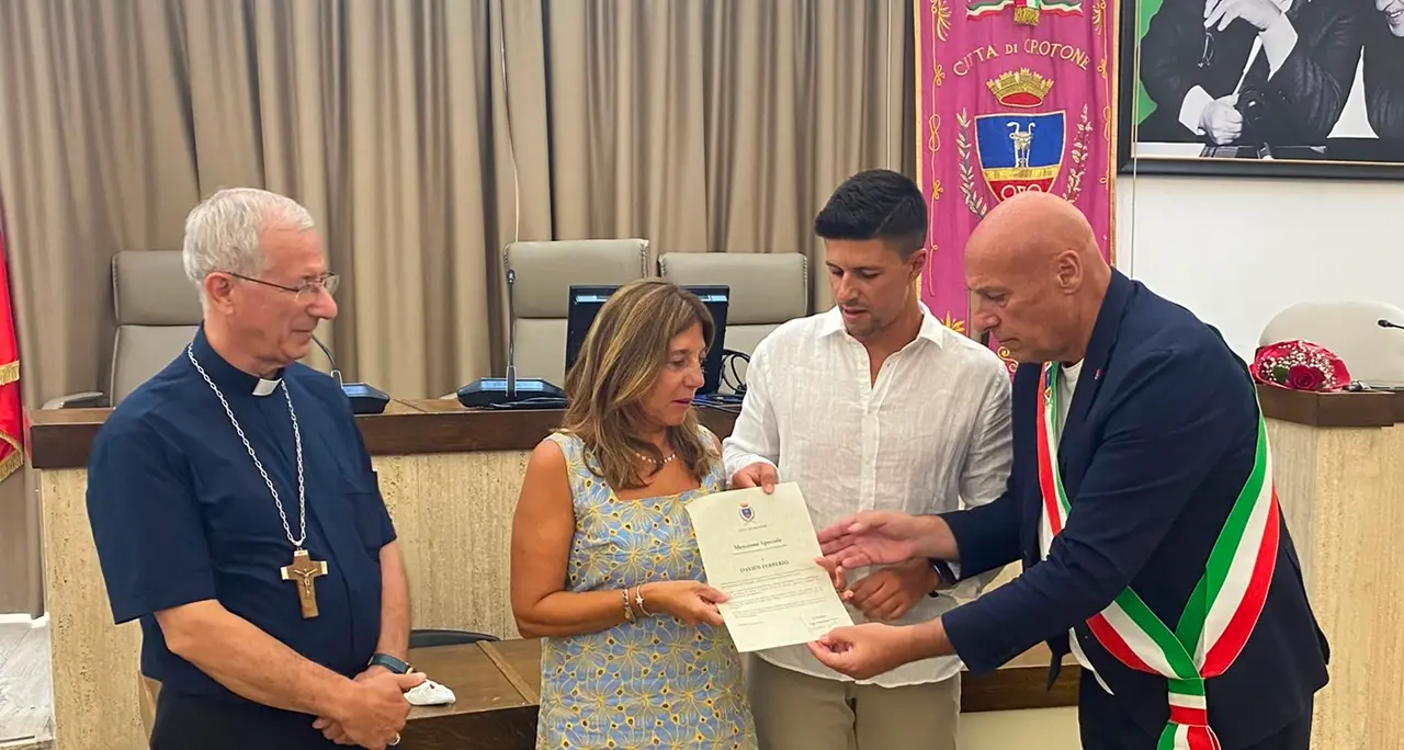 Crotone non dimentica Davide Ferrerio:\u00A0la Menzione speciale del Comune a quattro anni dall’aggressione\n