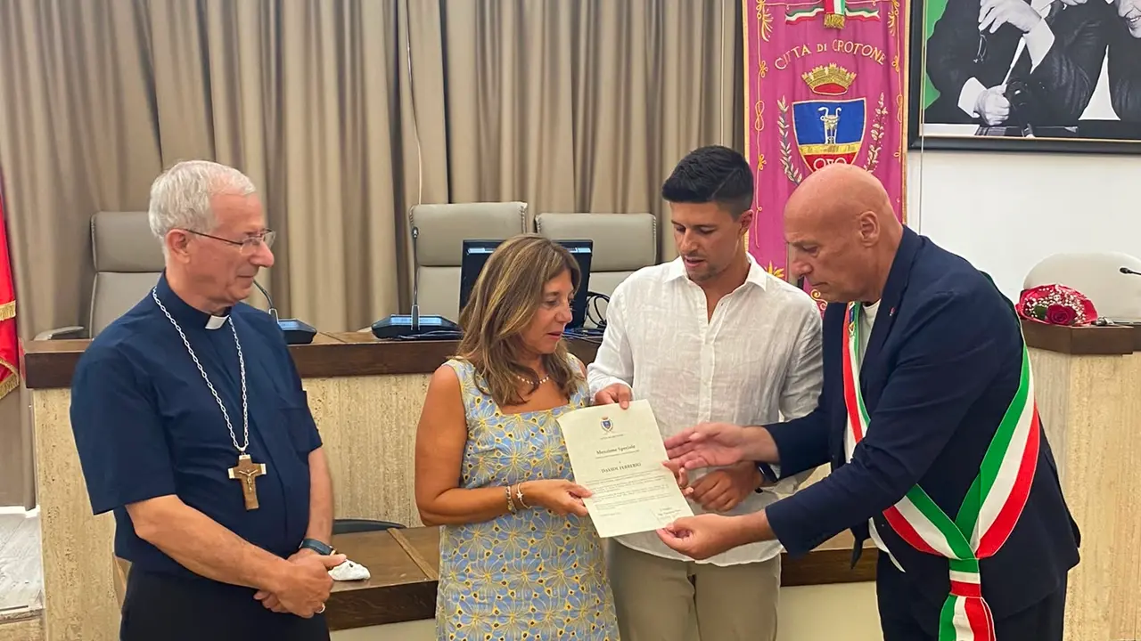 Crotone non dimentica Davide Ferrerio:\u00A0la Menzione speciale del Comune a quattro anni dall’aggressione\n